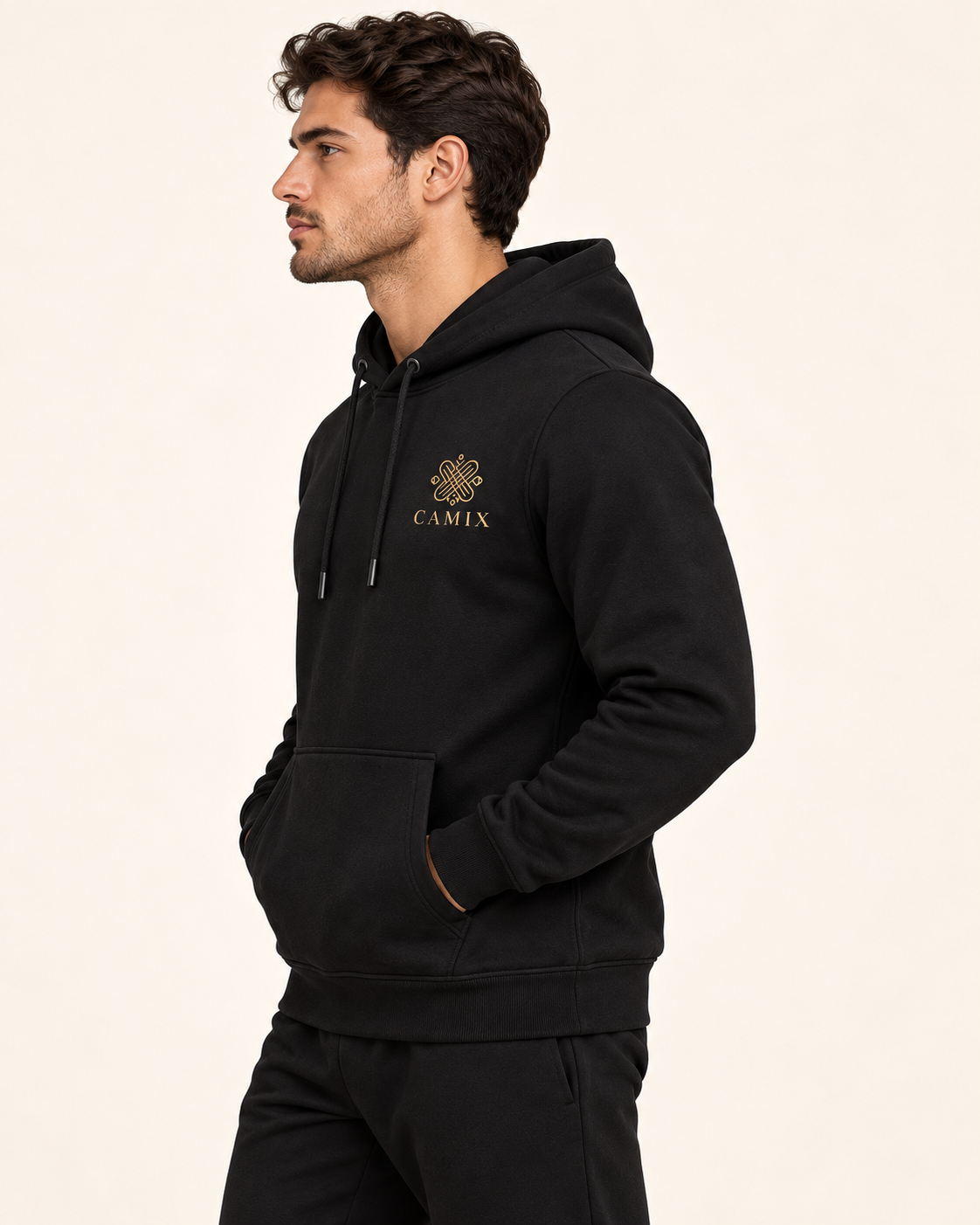 CAMIX hoodie — zijaanzicht op model, digitale productvisual