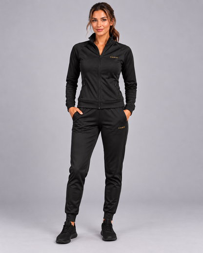 CAMIX Performance Trainingspak Dames zwart met gouden logo – recht vooraanzicht