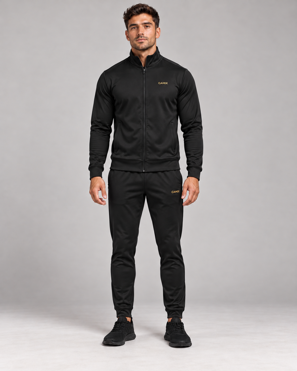 CAMIX Performance Trainingspak voor heren in zwart met gouden logo, voorkant