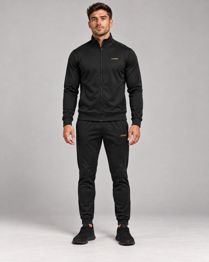 CAMIX Performance Trainingspak voor heren in zwart met gouden logo, voorkant