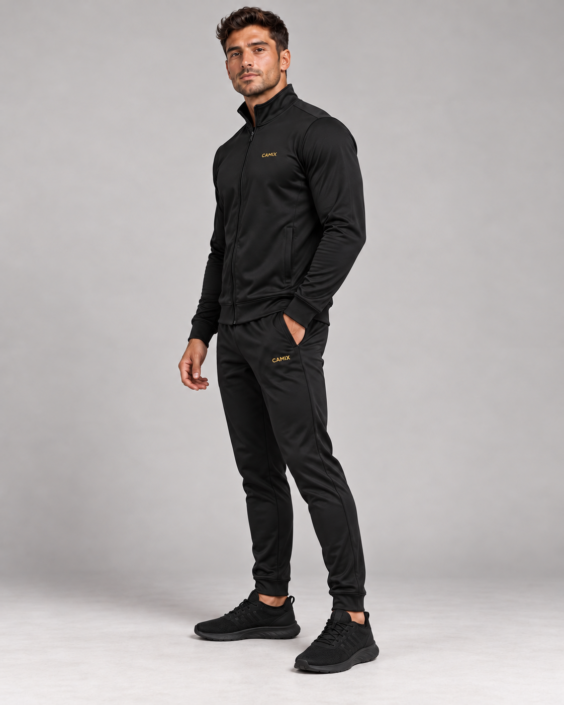 CAMIX Performance Trainingspak voor heren in zwart met gouden logo, zijaanzicht