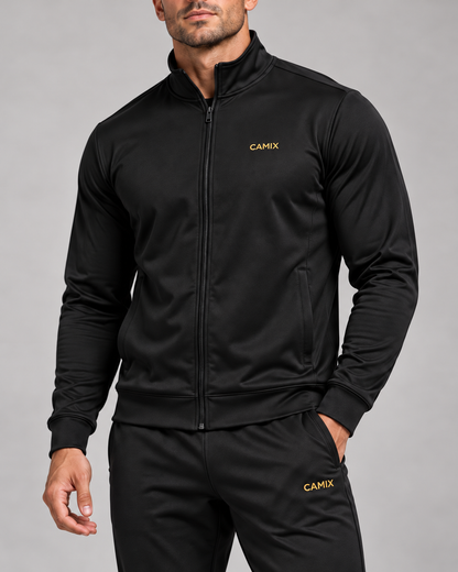 Detail van de gouden CAMIX-logo's op het zwarte heren trainingspak